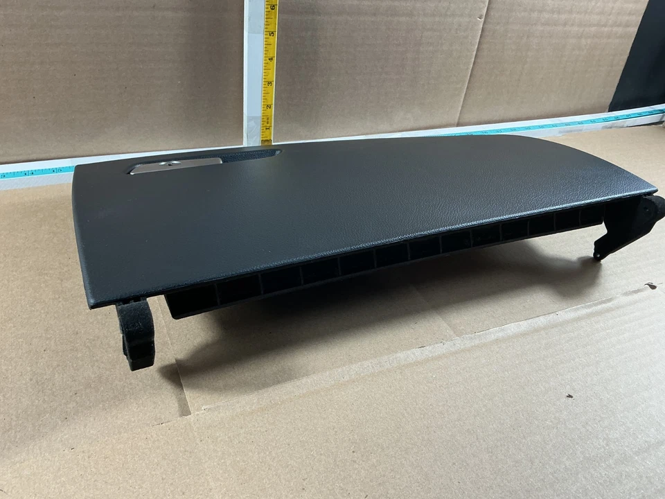 2012-2014 奥迪 A7 Quattro 右仪表板手套盒门盖带扣原始设备制造商 — 第 4/4 张图片