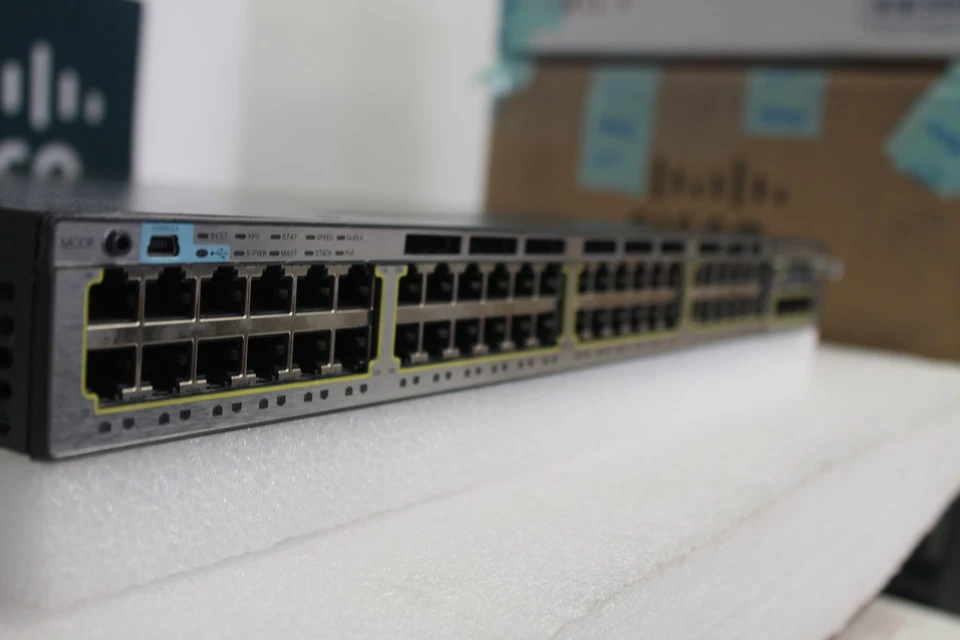 Cisco Catalyst WS-C3750X-48P-E con C3KX-NM-1G - Conmutador Gigabit Poe DOBLE ALIMENTACIÓN  Foto 3 de 4
