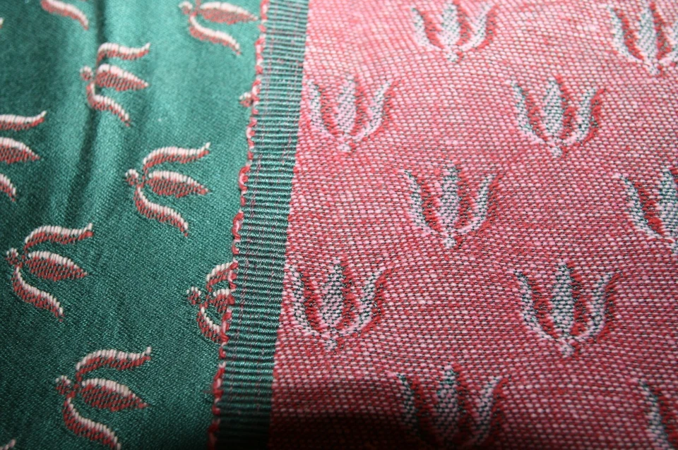 Dessus de petit lit ou tapis de table nappe ancien tissu d'ameublement vert  - Photo 3/4