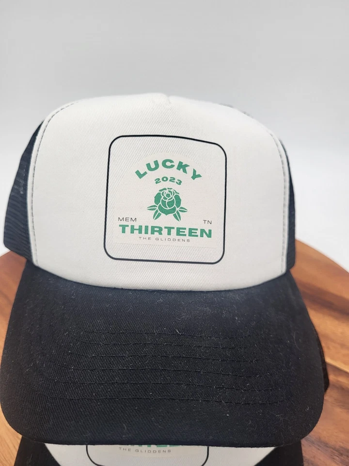 Gorra Lucky Thirteen 2023 Malla de Golf Trasera Blanca/Negro Snapback The Gliddens Collector Foto 2 de 4