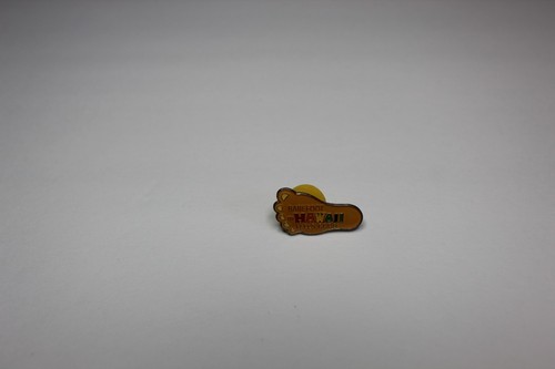 Foot Lapel Pin Barefoot Hawaii Feels Good - Picture 3 of 3