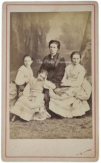 CDV NADAR PARIS MUTTER MIT TÖCHTERN IN PASSENDEN KLEIDERN MODE ANTIK FOTO