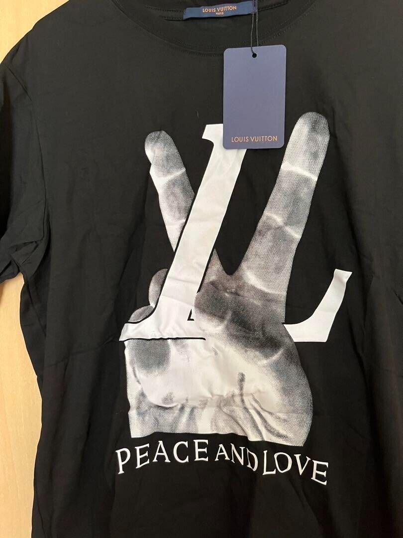 LOUIS VUITTON PEACE AND LOVE Short Sleeve T-shirt Size M LOUIS VUITTON PEACE AND LOVE Short Sleeve T-shirt Size M
