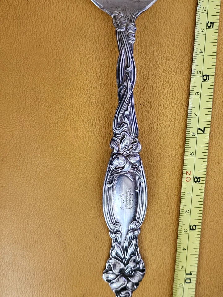 Cuchara para servir Frontenac by International de plata de ley 8 1/4" Foto 2 de 4