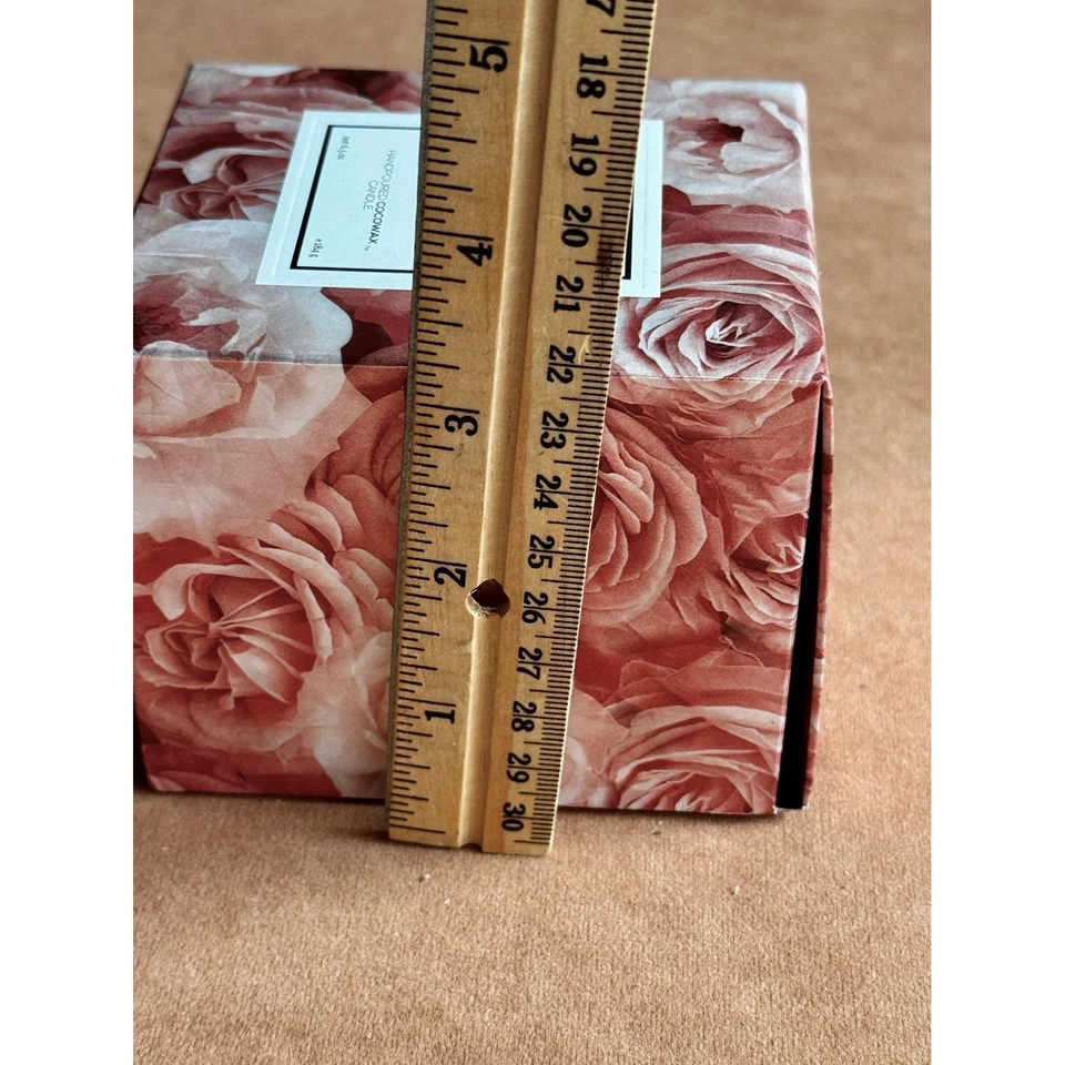 Vela Voluspa Rose Otto vertida a mano cera de coco floral decoración del hogar nueva en caja Foto 4 de 4