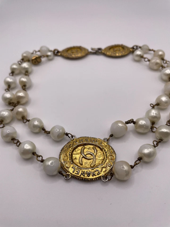 Collar Disfraz Gargantilla Doble Hilo Perla Chanel Vintage, Estampado Dorado Foto 2 de 4