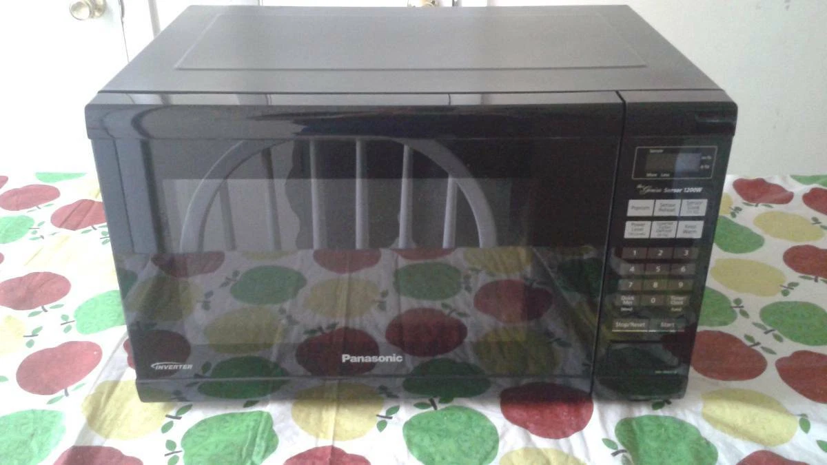 PANASONIC NN-SN651B MICROWACE OVEN WITH INVERTER TECHNOLOGY IN BLACK - FREE