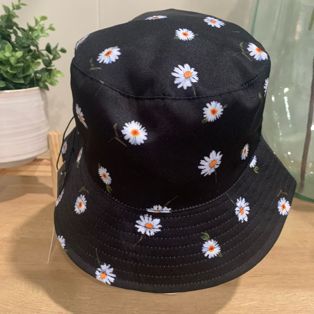 NWT Alice + Olivia - Reversible Bucket Hat -White/Black 