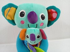 Tomy Lamaze Koala Mama und Baby schult Feinmotorik bunt Pl&uuml;schtier Kuscheltier