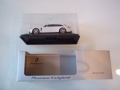 PORSCHE Panamera 4 e-hybrid Sport Turismo *(971)* Gletscherweiss*1:43 Minichamps