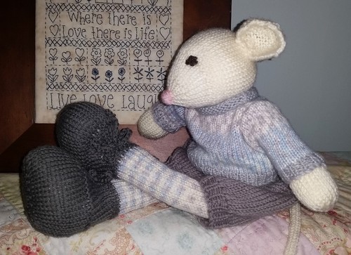 Knitting pattern - Eric Mouse - a dressed Mouse - Picture 2 of 3