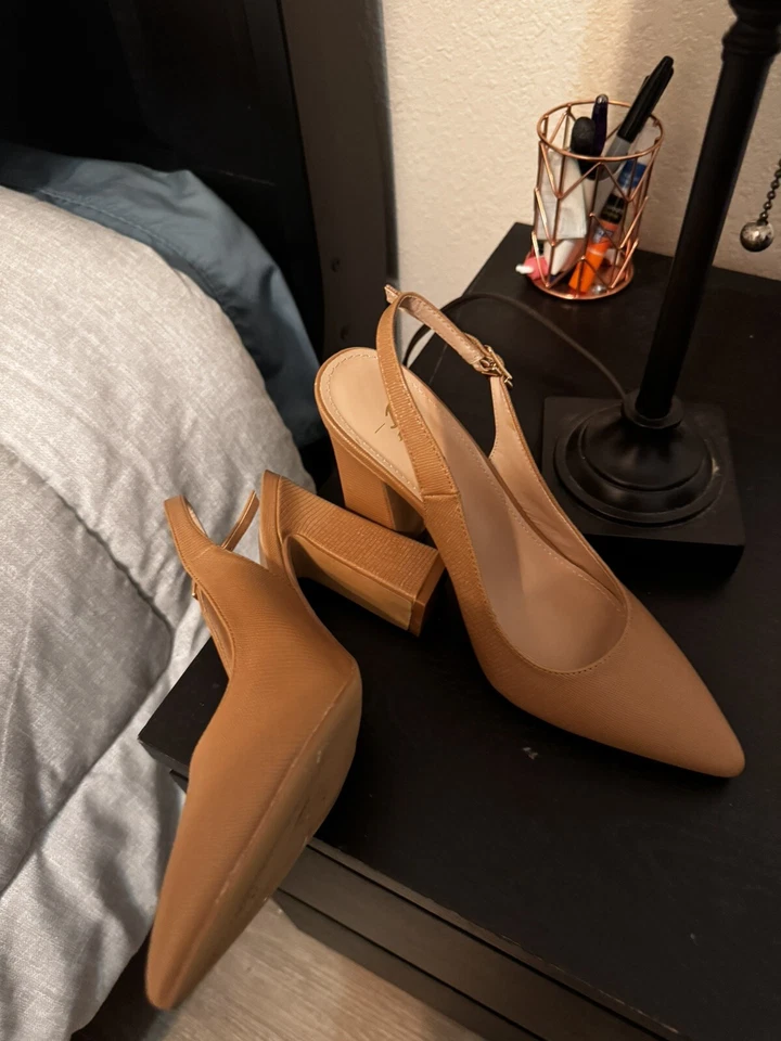 Tacones beige para mujer talla 39. Apenas usado Foto 2 de 3