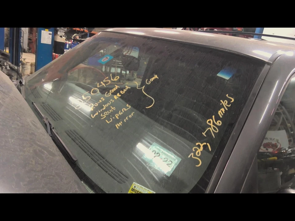 Used Rear Bumper Assembly Rear fits: 2001 Chevrolet Tahoe exc. Denali Rear Grade Foto 4 de 4