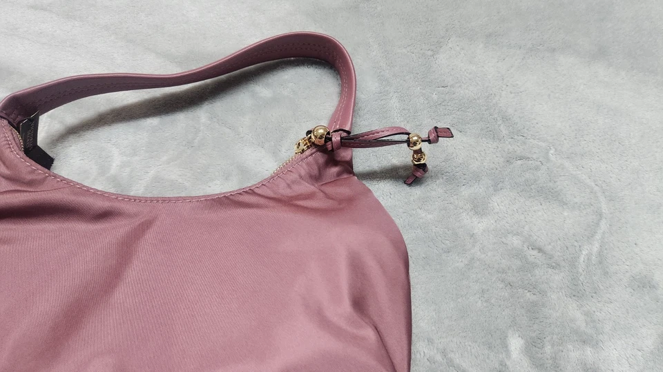 Bolsa de ombro Victoria's Secret VS Icon pequena roxa vapor náilon nova com etiquetas - Imagem 2 de 4