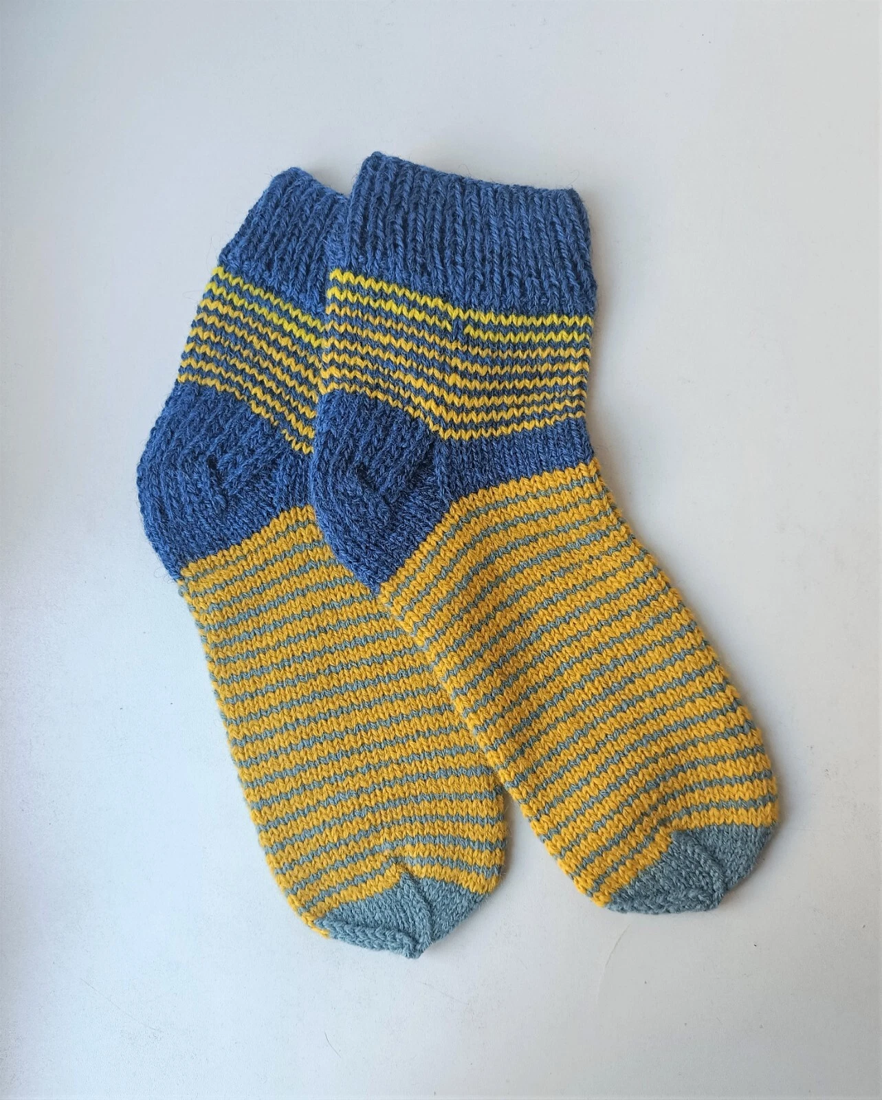 Size 9-10 1/2 women 8-9 1/2 men US / 41-42 EU Hand knitted socks