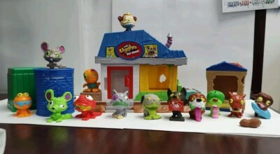 The Uggly s Pet Shop Playset with Gross sounds and 13 Uggly s Pets  figures!