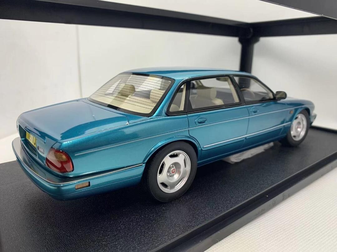 Cult 1/18 ジャガー XJR X300 turqoise 1995 CULT Scale Models 1/18 Jaguar XJR X300 turquoise 1995 with