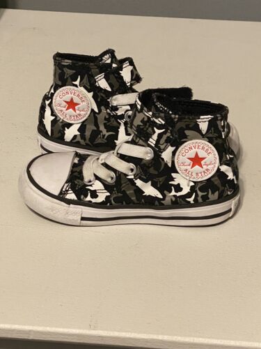 Converse CTAS Shark Bite Baby Size 6 Black White Walking Shoes Sneakers 766889F - Picture 1 of 9