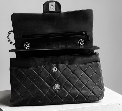 CHANEL Classic Flap Medium – frühe 80er Jahre –Silberhardware – Boutique Hamburg - Bild 5 von 7