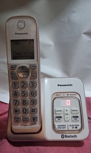 Panasonic KX-TGD560 Link2Cell Telefono cordless Bluetooth con base e supporto a parete