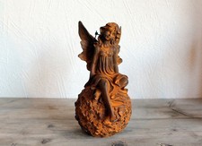Gartenfigur Elfe auf Blütenkugel Skulptur Dekofigur Edelrost Gartendeko Flügel