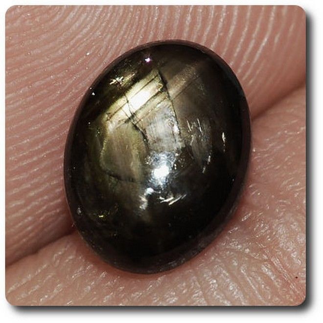 Saphir étoilé noir de 2.37 cts, le cadeau idéal pour passionné de minéralogie