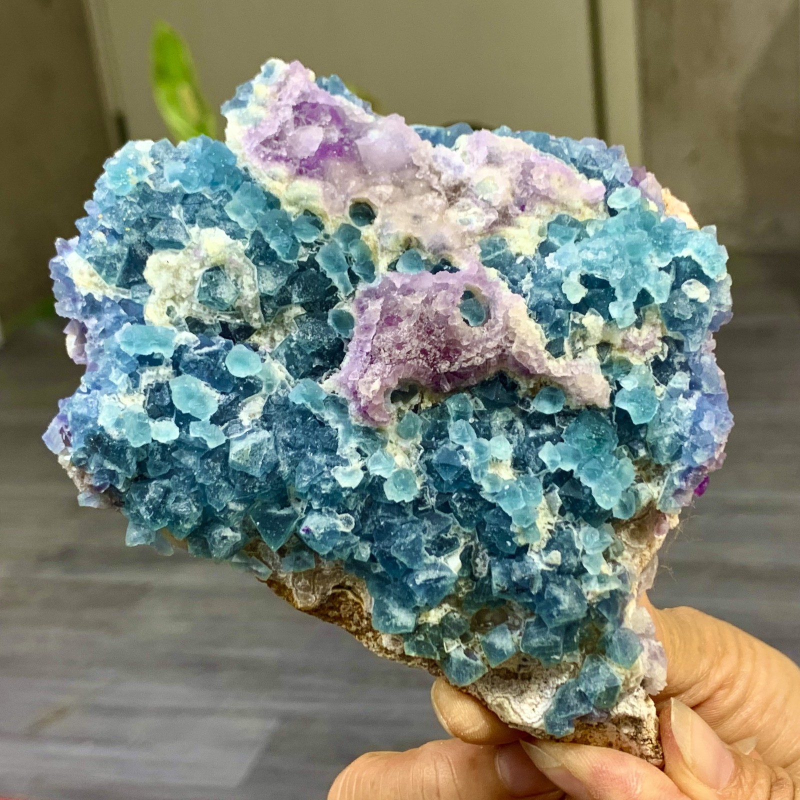 382G Natural transparent blue Octahedral fluorite mineral crystal sample /China