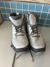 Size 7.5 - ON Cloud rock 2 Waterproof Glacier/Eclipse Women’s Retail Return Gray