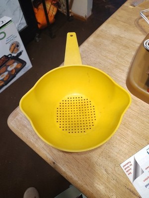 Vintage Tupperware Colander Strainer w/ Handle Yellow Quart Double Pour 