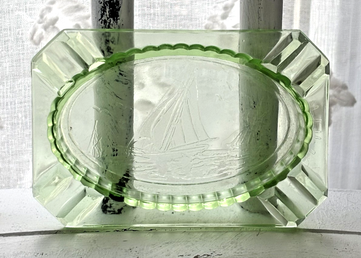 ② uranium7　806045 Cambridge Uranium Glass Ashtray with Sailboat On Waves with Gulls
