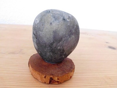 Deko Stein auf Holzsockel Handarbeit Natur Deko Unikat Skulptur Findling 8cm