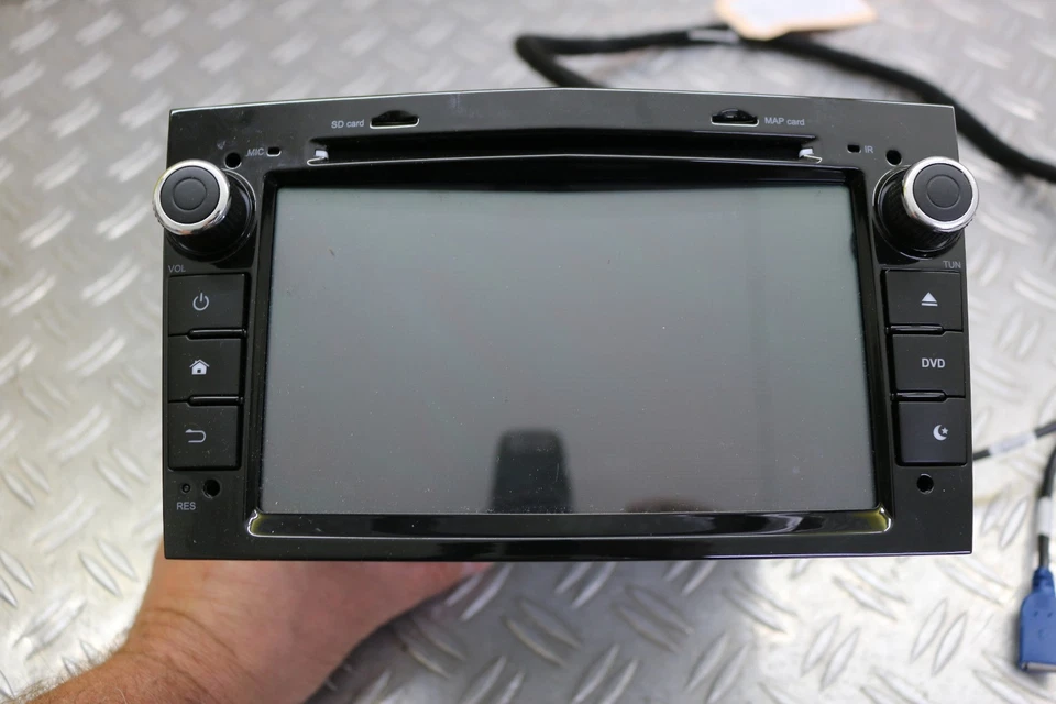 Opel Astra H  Radio schwarz glänzend  Xomax mit Adapter Kabel XM-D04LA - Bild 2 von 4