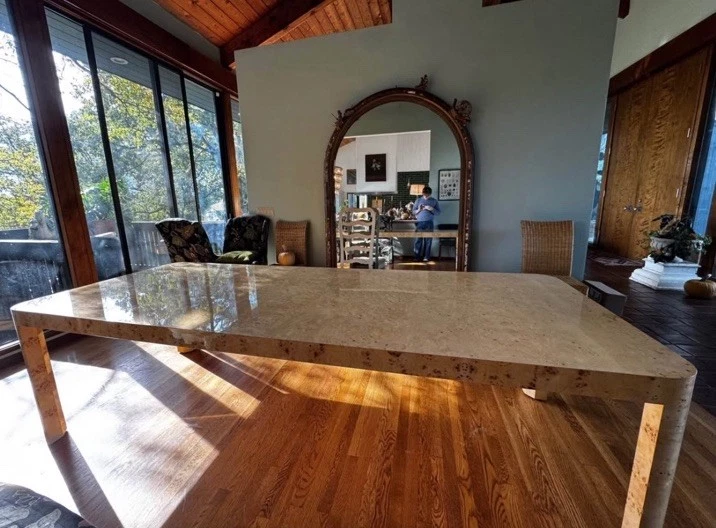 Mesa de comedor de madera tostada burlada herrajes de restauración para 8 fragmentos menores Foto 2 de 4