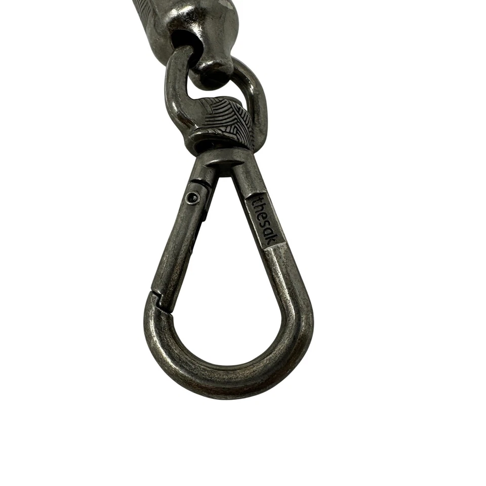 Bolso de mano The Sak trenzado de cuero y cordón con clip gris negro Foto 4 de 4