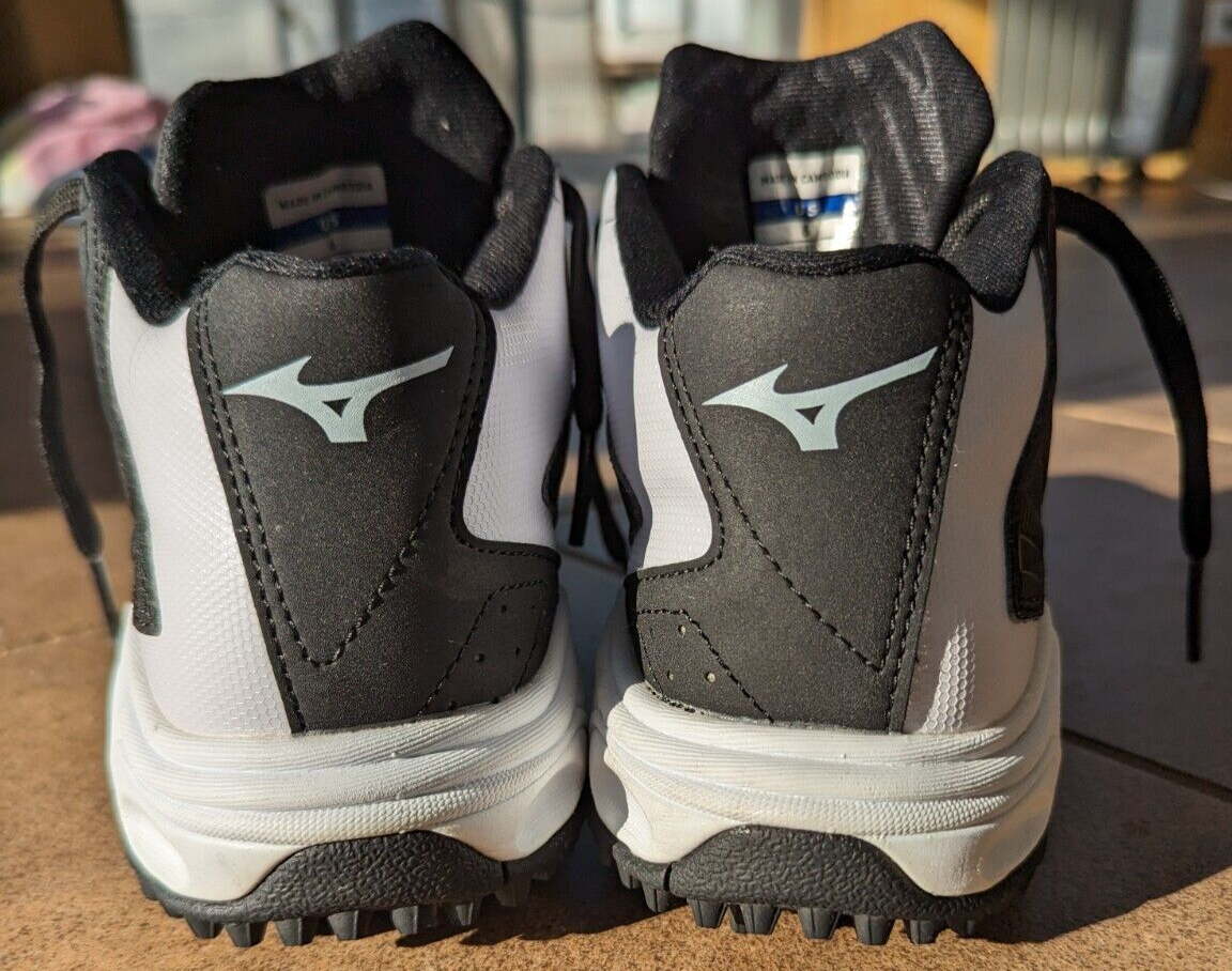 SIZE Mizuno Men's Spike ADV Erupt Multi-Sport Mid-Cut