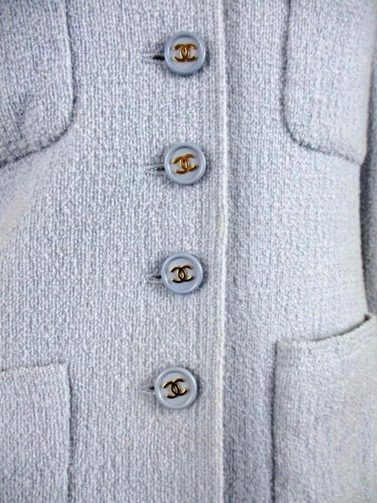 CHANEL VINTAGE 1997P 2 PZ. SET CAPPOTTO E ABITO CON LOGO IN TWEED BLU TAGLIA 38