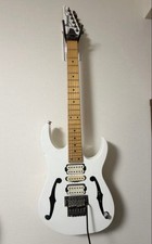 IBANEZ PGM300 Paul Gilbert Signature E-Gitarre weiß HSH DiMarzio Locking