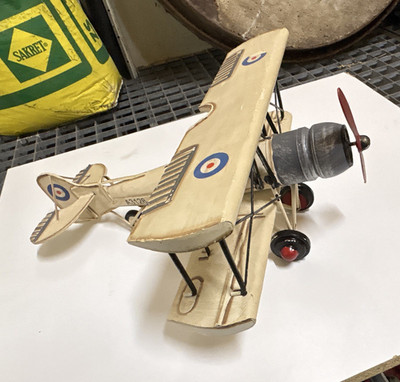 Doppeldecker Modellflugzeug mit Propeller, RAF-Kokarden, creme/rot/silber