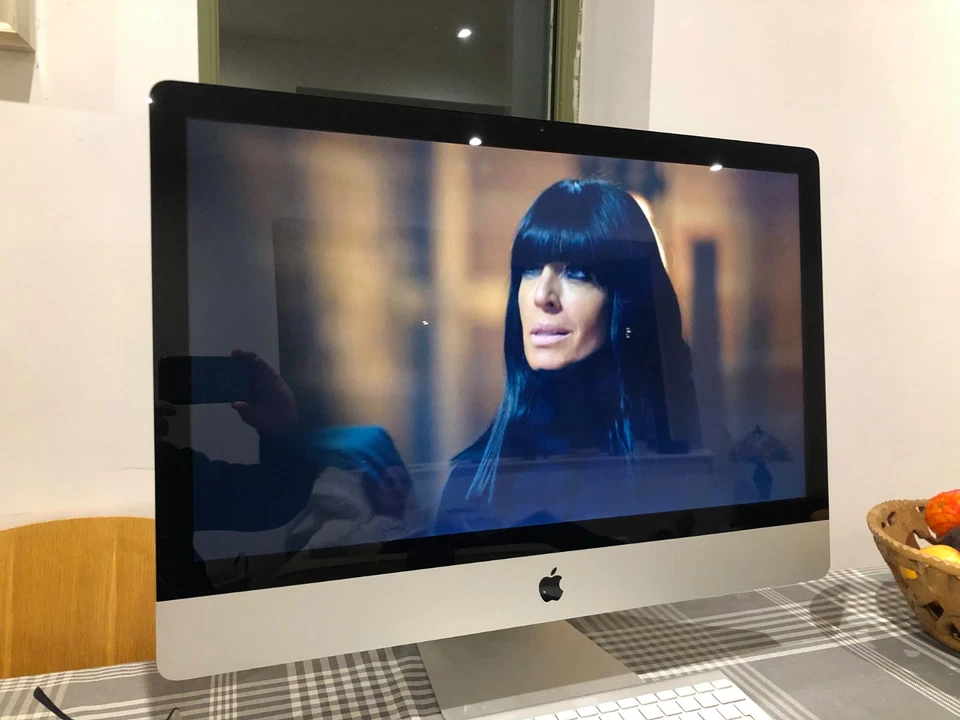 27 inch Apple iMac with Genuine Apple wireless keyboard and mouse - Image 3 of 4