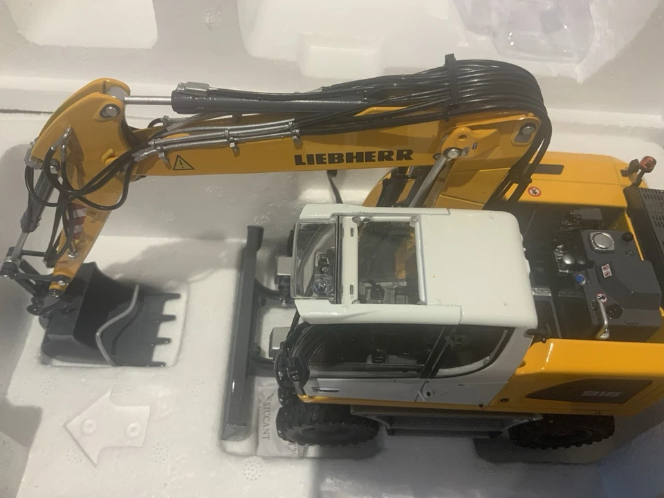 Liebherr A916 Wheeled Hydraulic Diecast Excavator 1:32 Nokian Tyres - Image 3 of 4