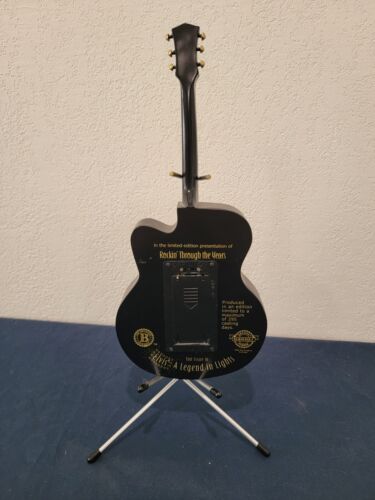 Chitarra illuminata Elvis Presley Rockin' Through the Years da collezione con supporto - Foto 2 di 3