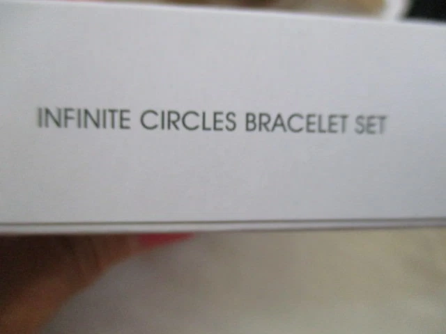 Juego de brazaletes AVON Círculos Infinitos Hematita y Tono Dorado Talla Única para la mayoría Foto 4 de 4