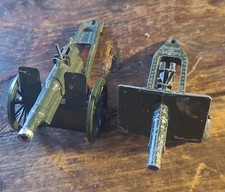 pair of (2x) Britains Ltd England field guns, military toys