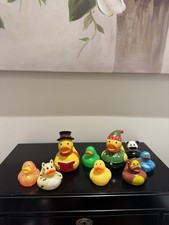 Set di 9 anatre vari colori e temi. Bomboniere per feste, anatre da crociera