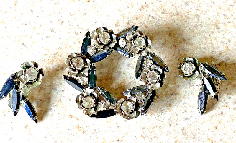 VINTAGE CLEAR & BLACK RHINESTONE BROOCH WITH MATCHING CLIP-ON EARRINGS