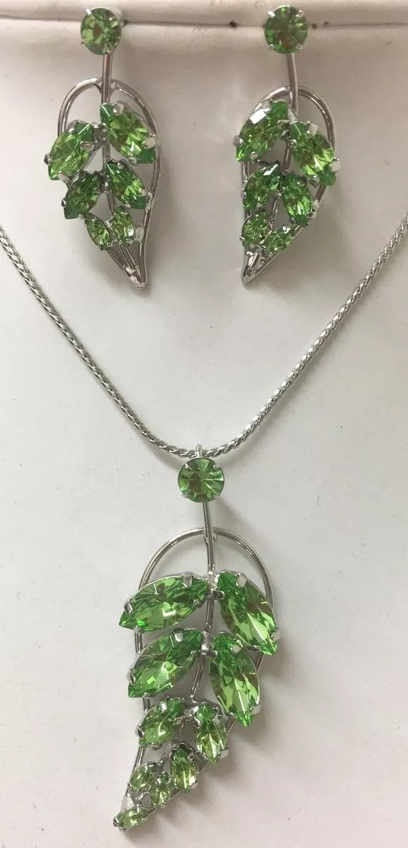 Green leaf best sale necklace