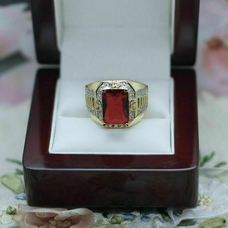 Anillo de boda de oro amarillo de 14 k con diamantes rojos talla esmeralda de 5,20 quilates talla grande 7-12 para hombre Foto 4 de 4