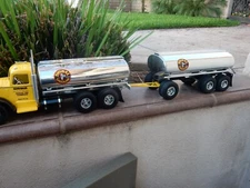 SMITH MILLER SIGNAL OIL GAS TANKER  NEW IN THE BOX.  1/16 SCALE