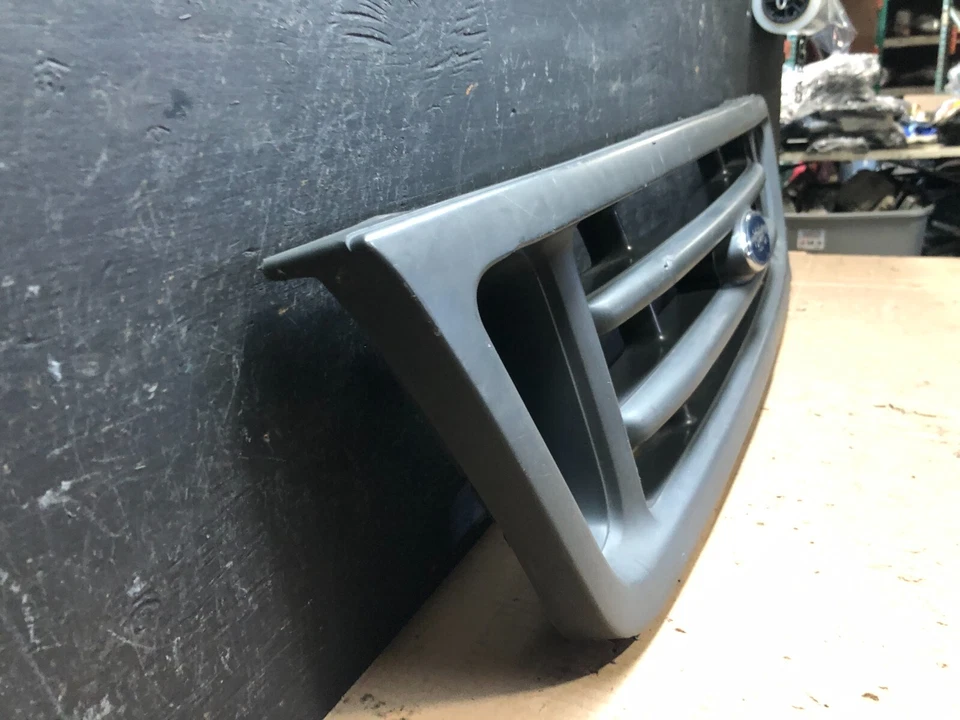 Parrilla delantera Ford Econoline E150 E250 E350 2003 a 2007 F4009 OEM DG1 Foto 3 de 4