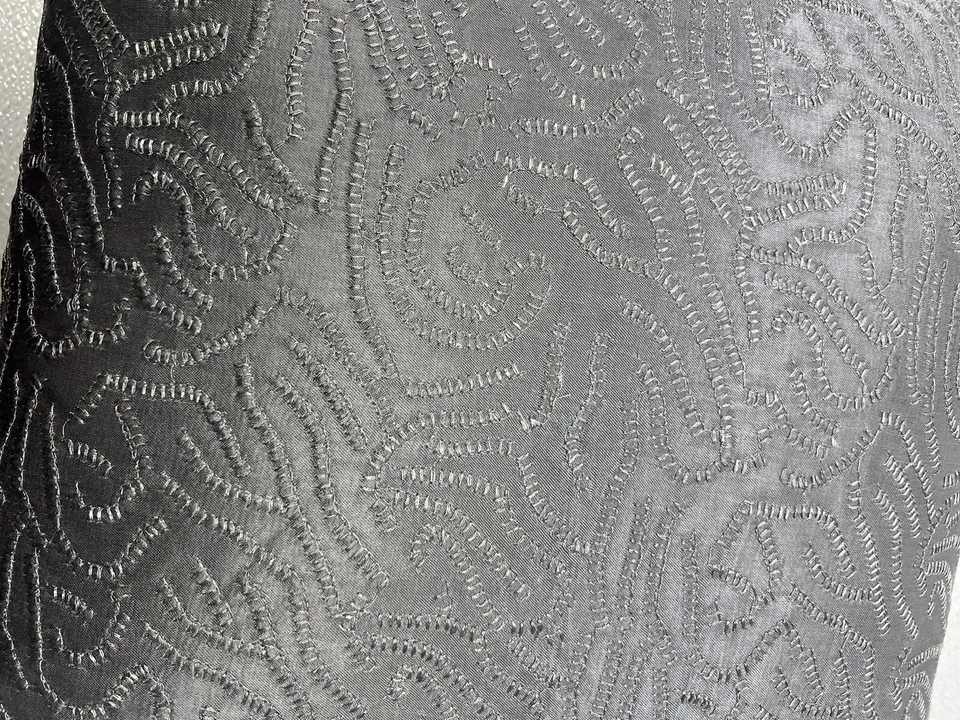 Almohada decorativa Donna Karan actual puntada metálica carbón 16x16 nueva con defectos Foto 2 de 4